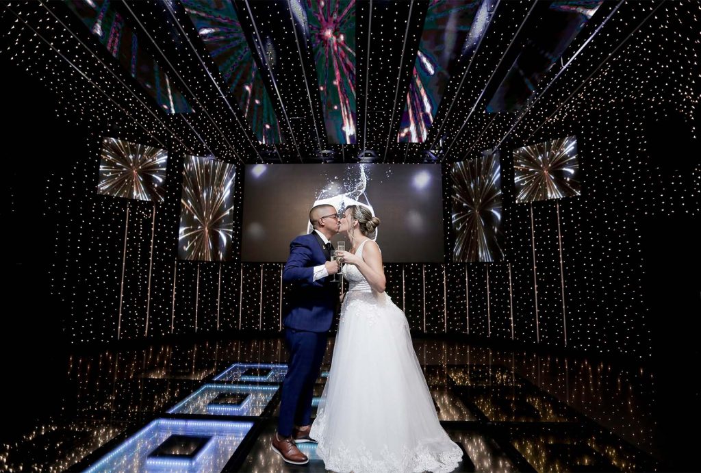 Casal de se beijando em Festa de Casamento na Casa de Festas Elite